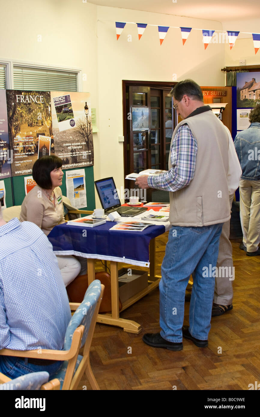 Mann liest Broschüre im französischen Immobilienmesse statt in Sussex, UK Stockfoto