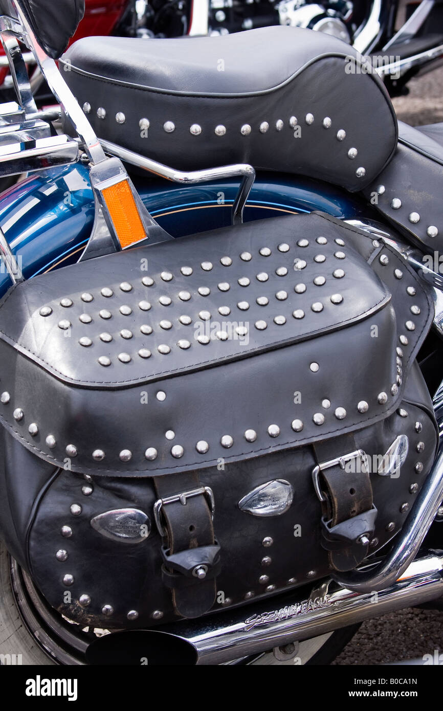 Harley Davidson übersät schwarz Leder Motorrad Satteltaschen  Stockfotografie - Alamy