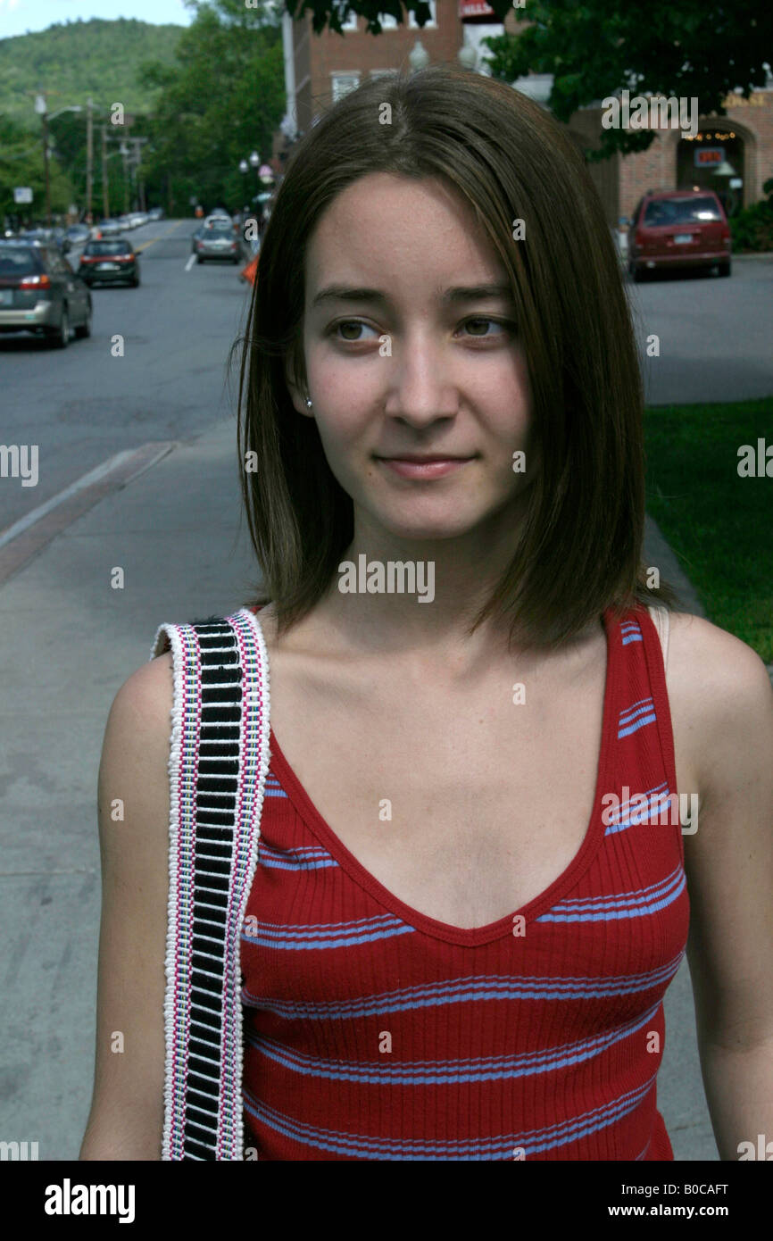 16 Jahre alten Mädchen auf der Straße in Hanover (New Hampshire) Haus von Dartmouth University Stockfoto