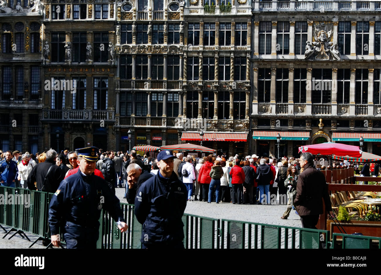 Polizist (Polizisten) vorbeugende Maßnahmen für einen VIP-Besucher in der Grand Place, Brüssel, Belgien. Stockfoto