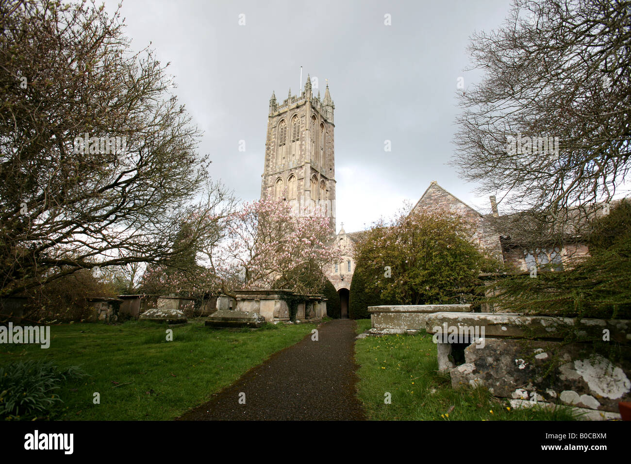 Blick über den Friedhof in einer britischen Kirche. Stockfoto