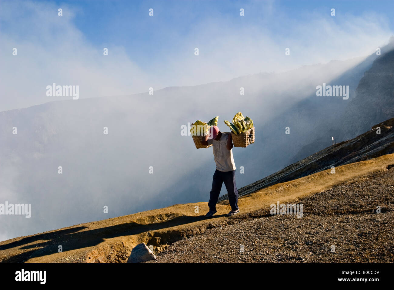Kawa Ijen, Schwefel Fördermaschine - Java, Indonesien Stockfoto