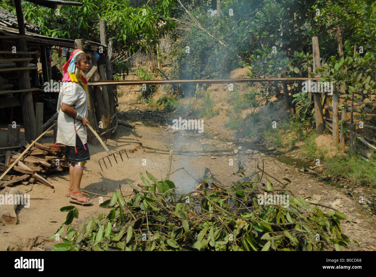 Longneck Karen Frau brennen lässt, Mae Hong Son, Thailand Stockfoto