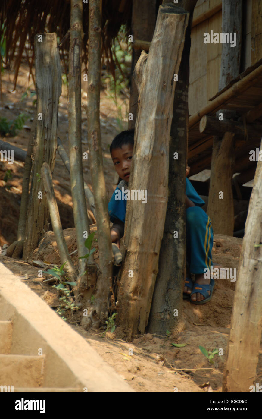 kleinen Hiltribe Jungen spielen verstecken und suchen, Mae Hong Son, thailand Stockfoto