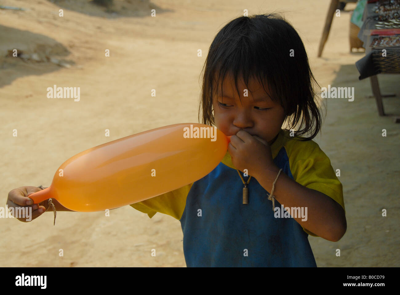 Minderheit Karen Mädchen bläst, Ballon, Mae Hong Son, Thailand Stockfoto