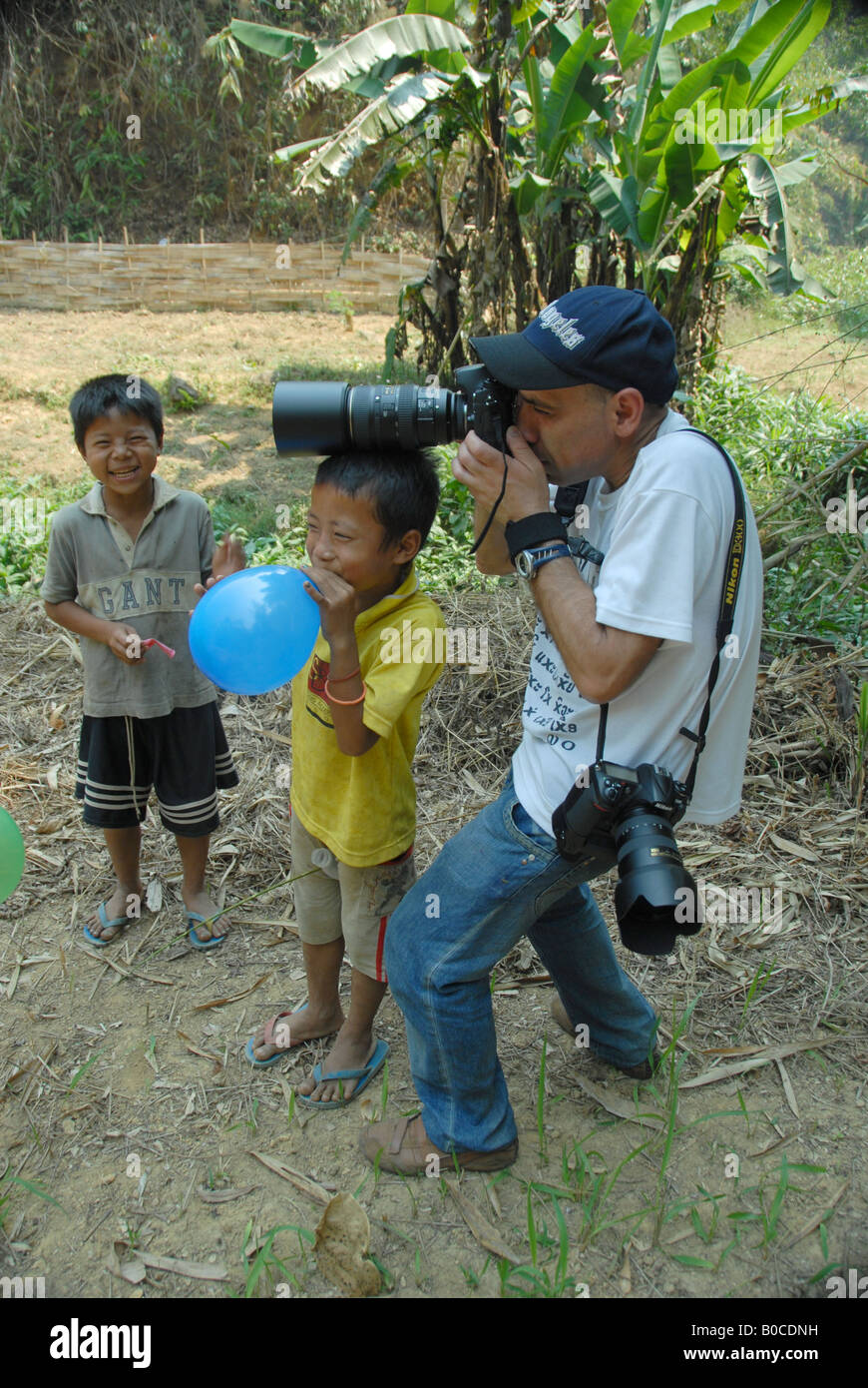 freche Fotografen mit Minoritätkinder, Mae Hong Son, thailand Stockfoto
