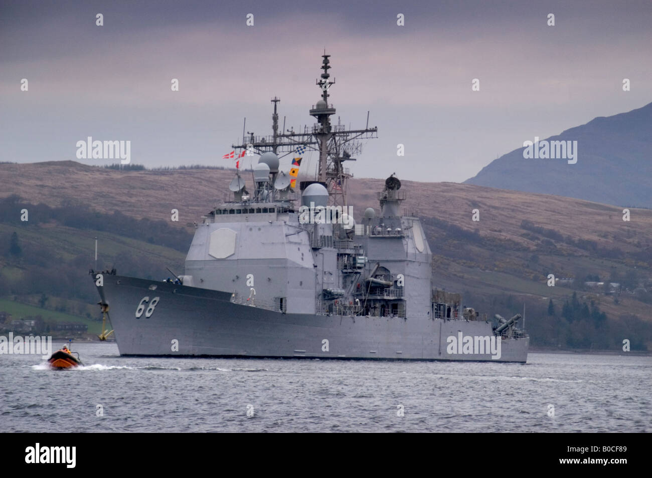 USS Anzio verlassen das Zielschiff, Schottland für eine Nato-Übung im Atlantik Stockfoto