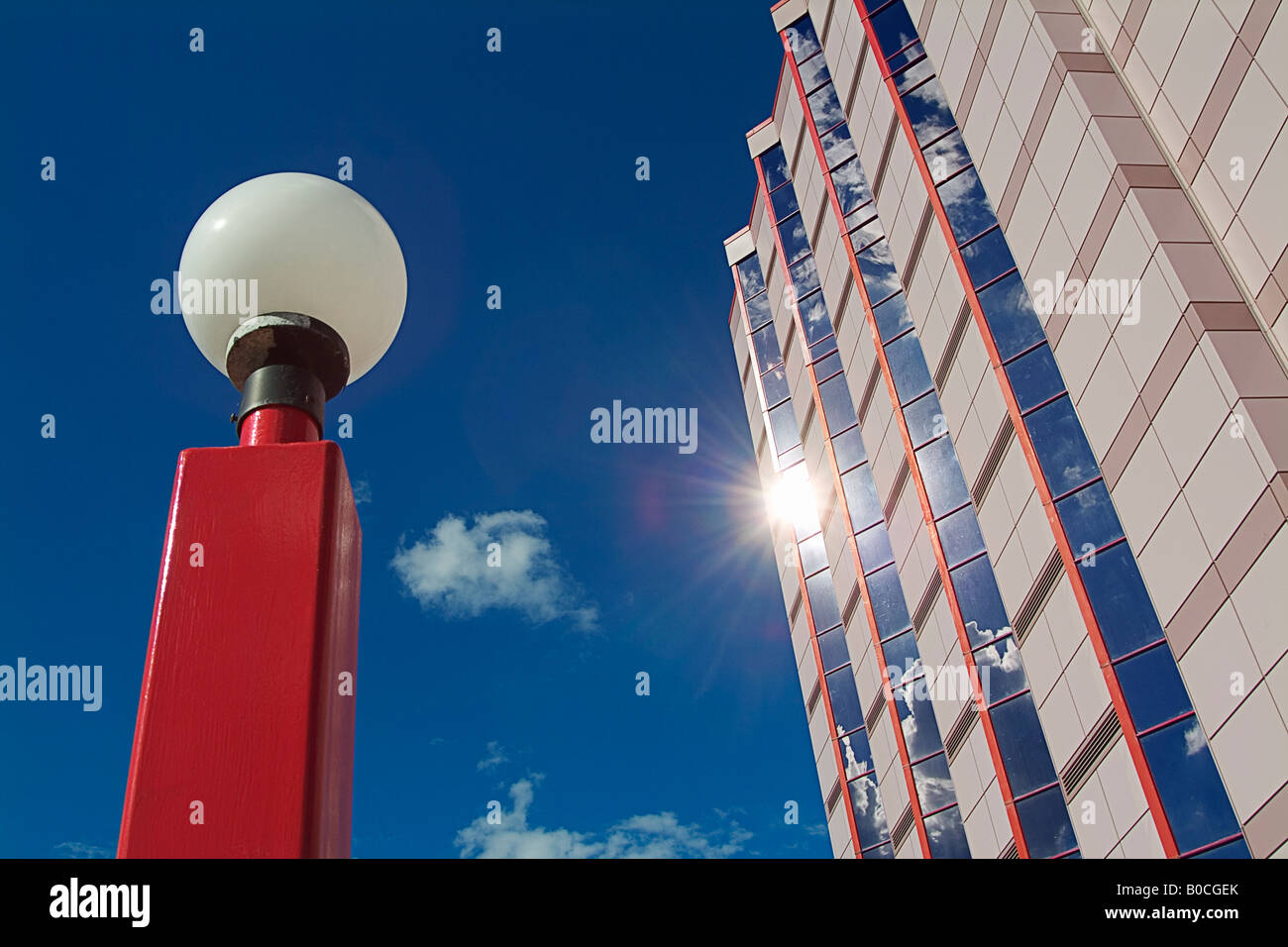 Red Lamp Post and Office Building, Niagara Falls, Ontario, Kanada Stockfoto