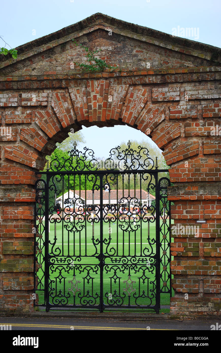 Cricketplatz durch alte Tor, St George's College, Weybridge, Surrey, England, Vereinigtes Königreich Stockfoto