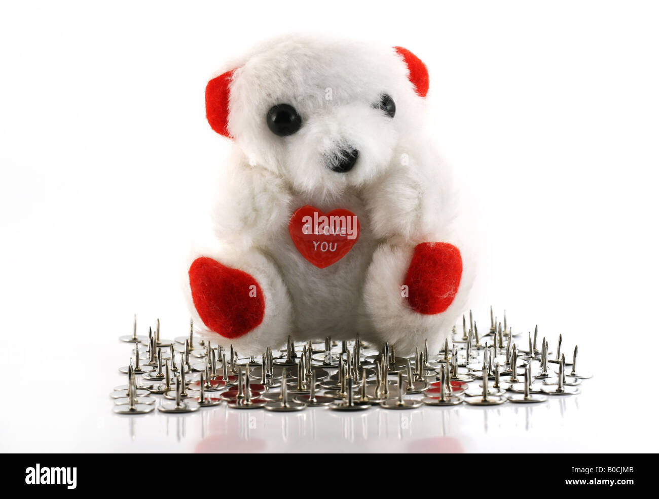 Liebe tut weh Teddybär auf viele Reißzwecke Stockfoto
