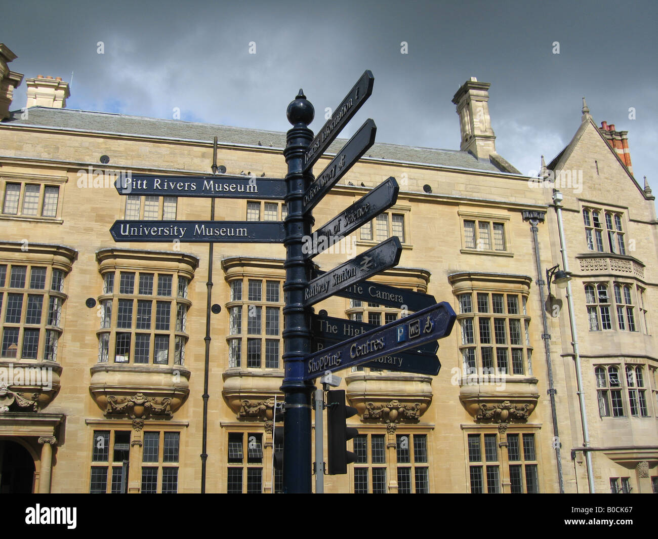 Wegweiser an der Kreuzung der Broad Street und Catte Straße Oxford UK Stockfoto