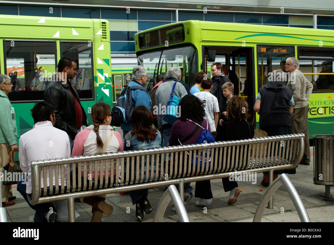 Busreisende warten an der Southern Vectis Bus Station Newport Isle Of Wight UK Stockfoto