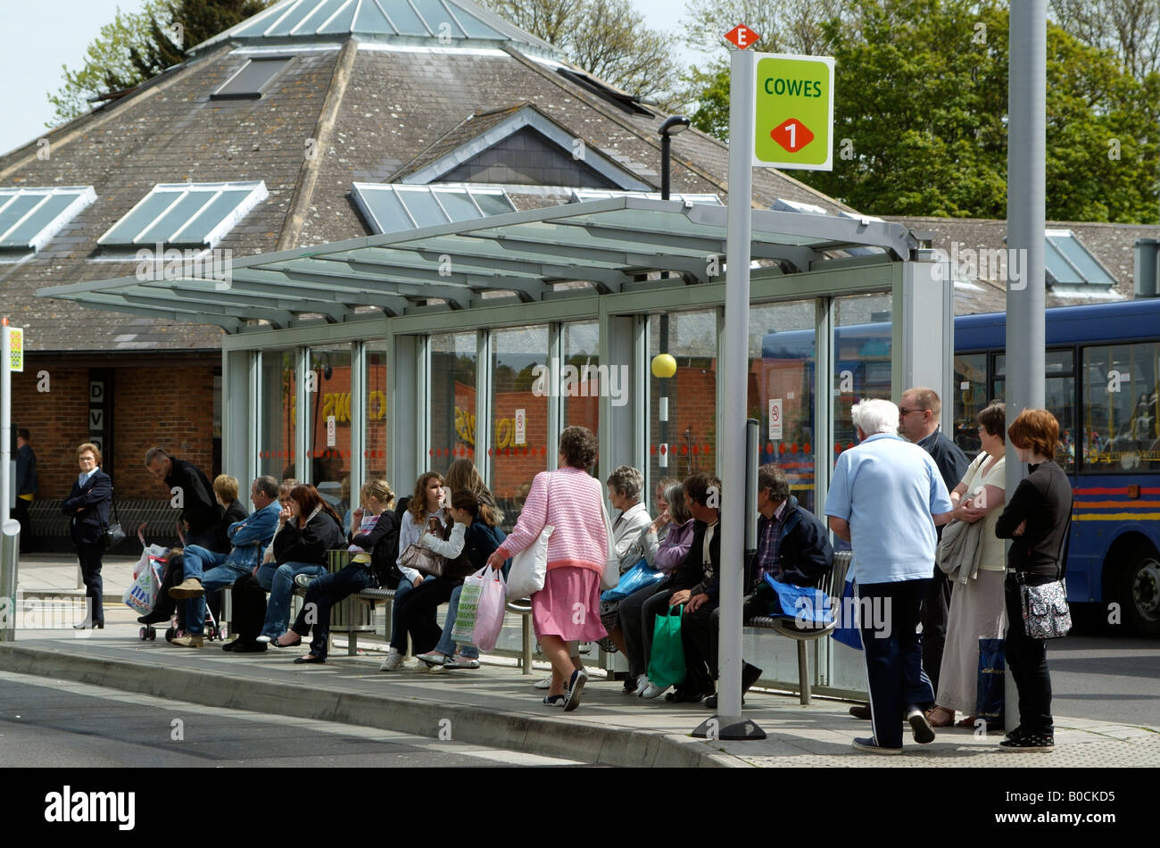 Busreisende warten an der Southern Vectis Bus Station Newport Isle Of Wight UK Stockfoto