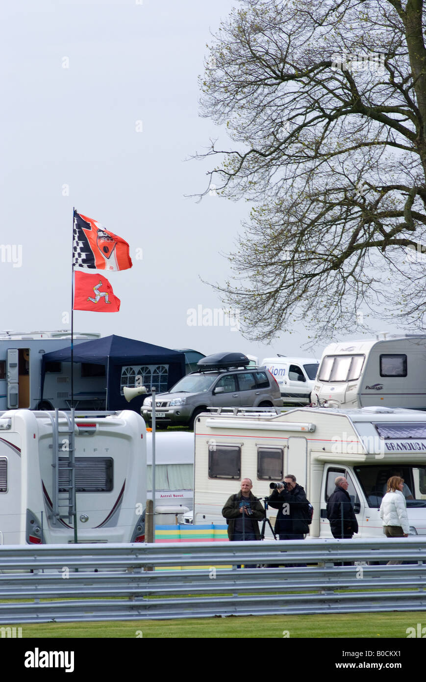 Zuschauer mit Wohnmobilen und Wohnwagen in der britischen Superbike Meisterschaft in Oulton Park Cheshire England Vereinigtes Königreich Stockfoto