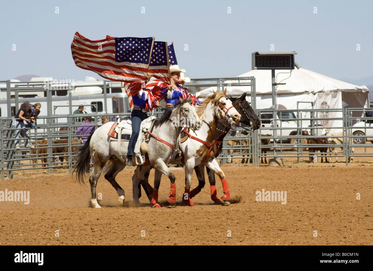 Farben-Schutz mit amerikanischen Fahnen bei der Eröffnungsfeier des Rodeo, Arizona Stockfoto