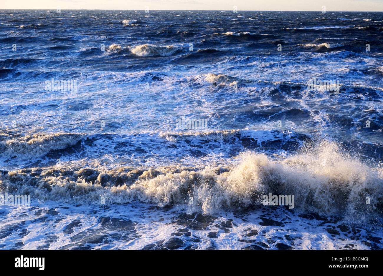 Wave Aktion stürmischer See raue trüben Surfen Ocean Spray abgehackt Küste Küstenerosion Stockfoto