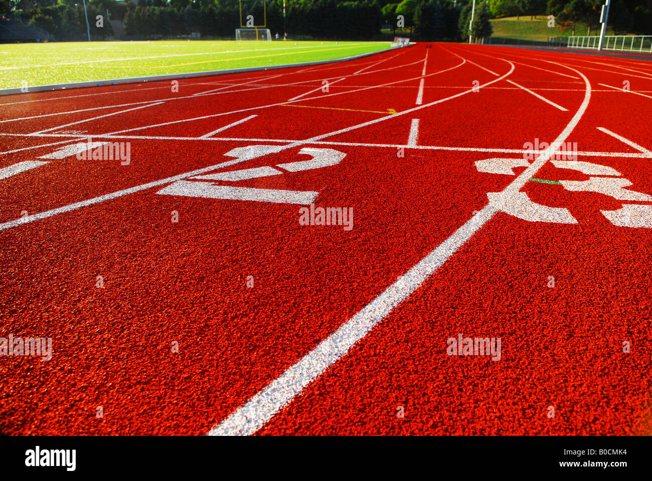 Geschwungenen Bahnen eines roten Rennstrecke und grüne Fußballplatz Stockfoto