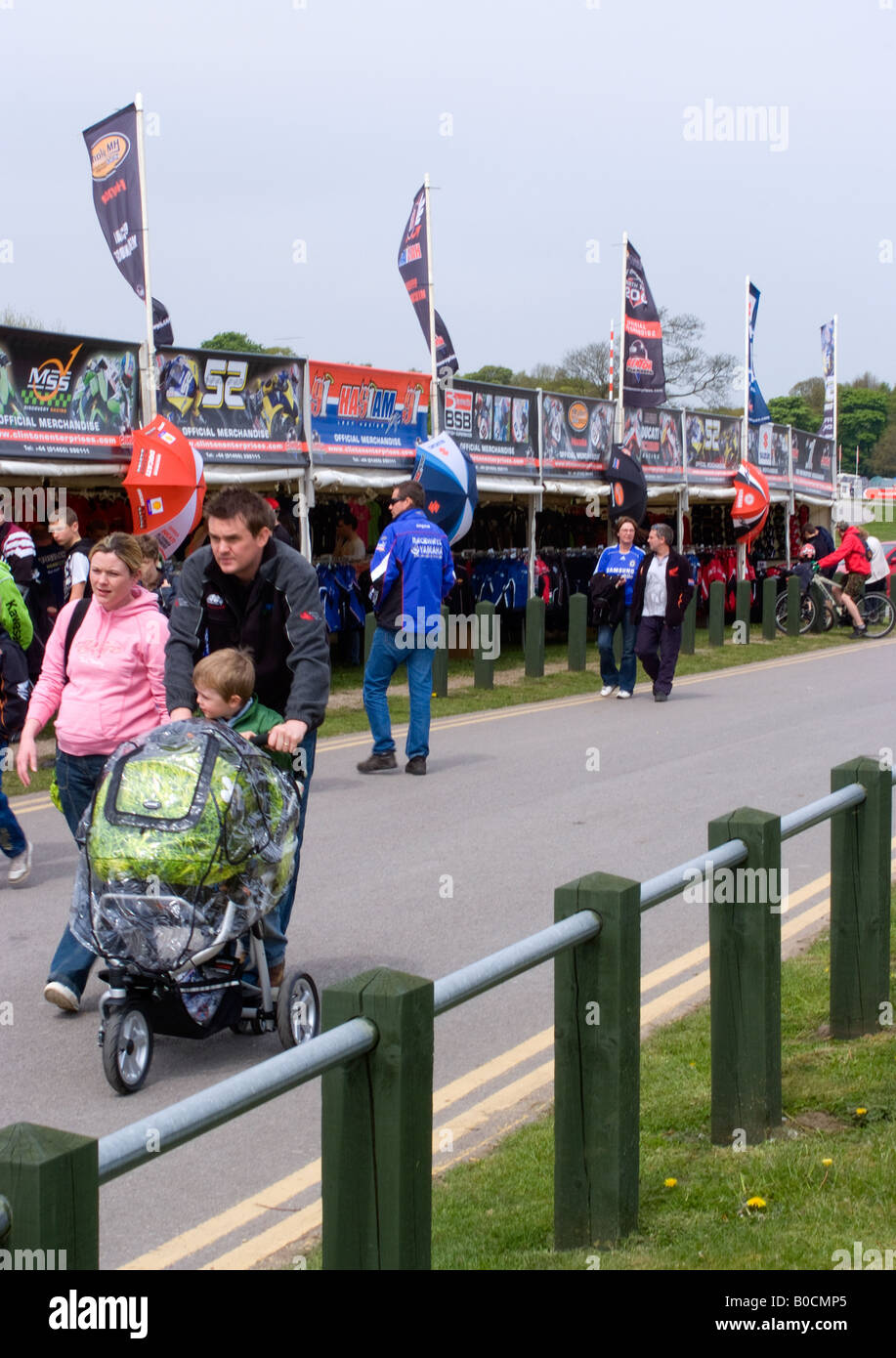 Marktstände verkaufen Motorrad Erinnerungsstücke an British Superbike Championship in Oulton Park Cheshire England Vereinigtes Königreich Stockfoto