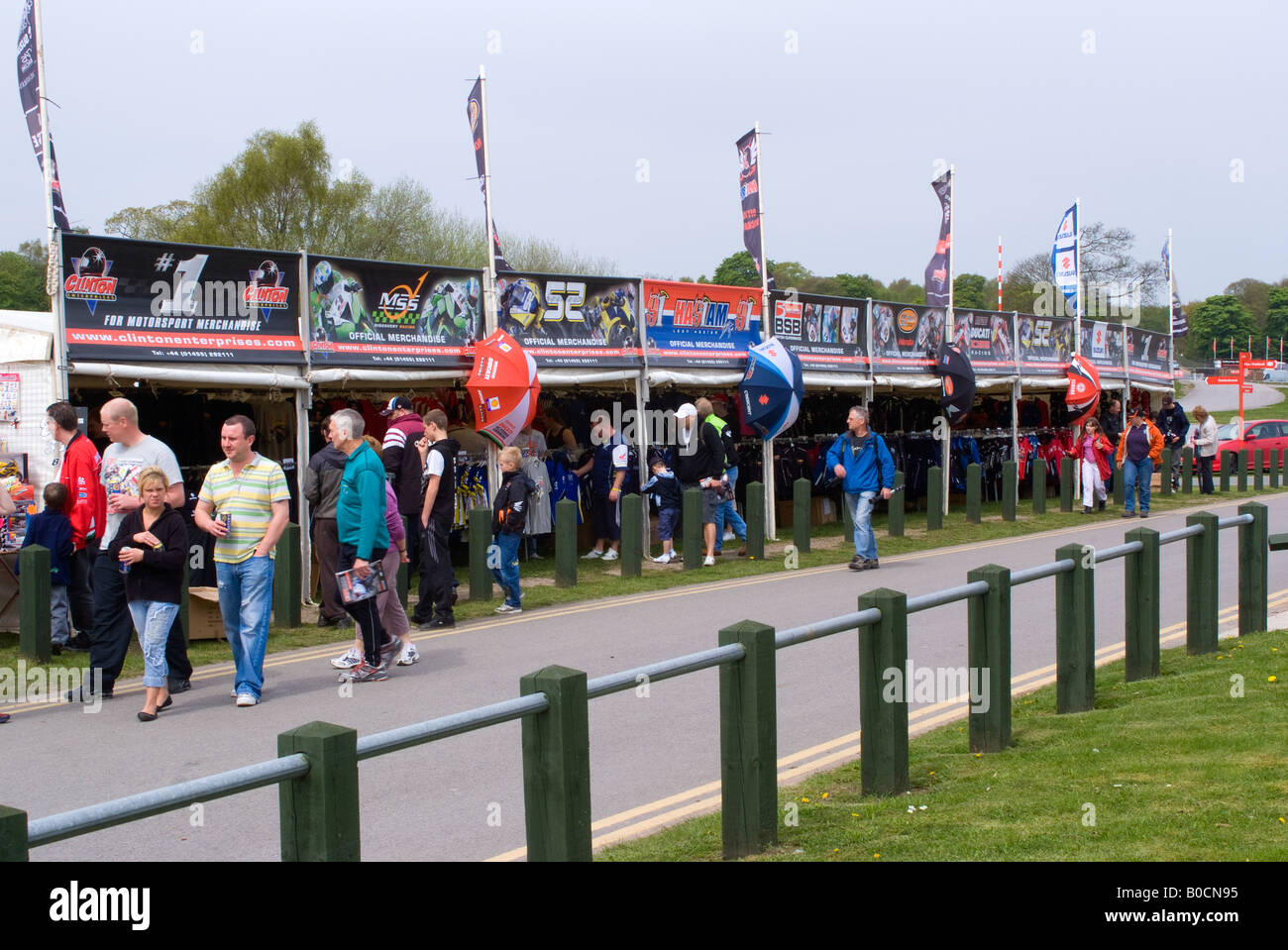 Marktstände verkaufen Motorrad Erinnerungsstücke an British Superbike Championship in Oulton Park Cheshire England Vereinigtes Königreich Stockfoto