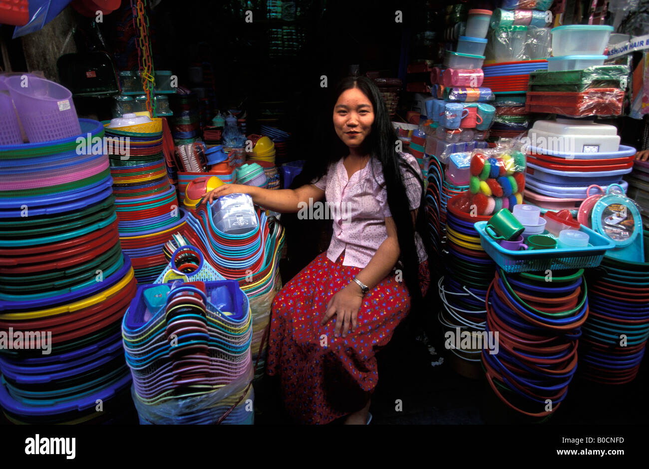 Mandalay Mädchen arbeitet in einem Haushaltsgeräte shop Stockfoto