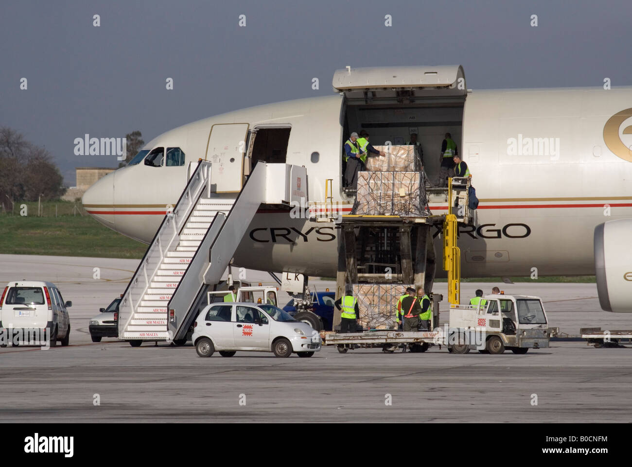 Kommerzielle Luftfracht Logistik. Laden einer Etihad Crystal Cargo Airbus A300 Flugzeug Stockfoto