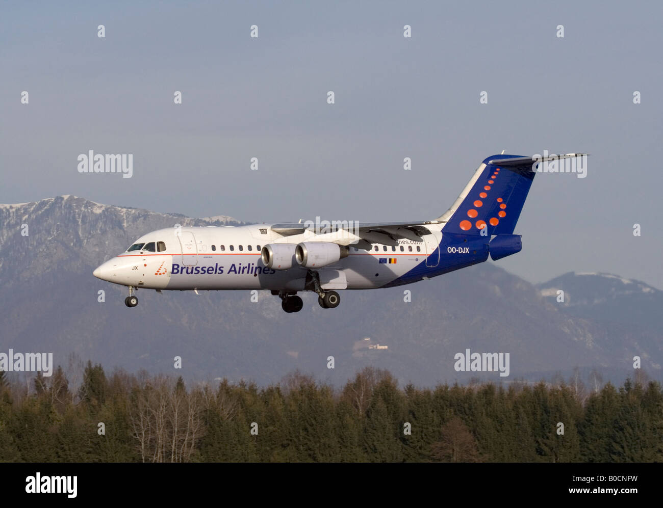 Brussels Airlines Avro RJ85 regional airliner Landung am Flughafen Ljubljana. Der Flugverkehr in Europa. Stockfoto