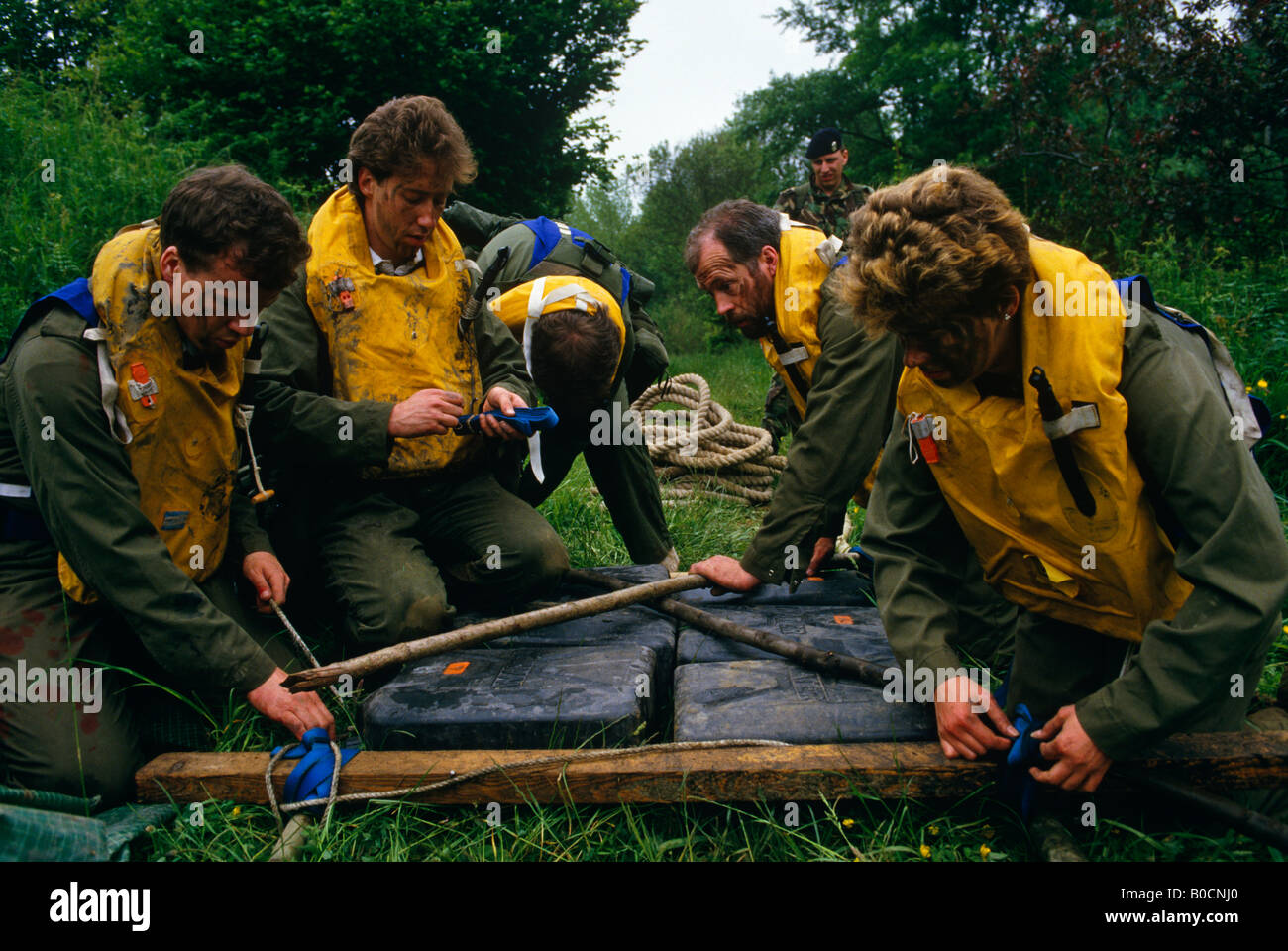 Freiwilliges Mitglied der territoriale Armee verwenden Initiative und Teamarbeit bei Initiative Manövern einen behelfsmäßigen Floß bauen Stockfoto