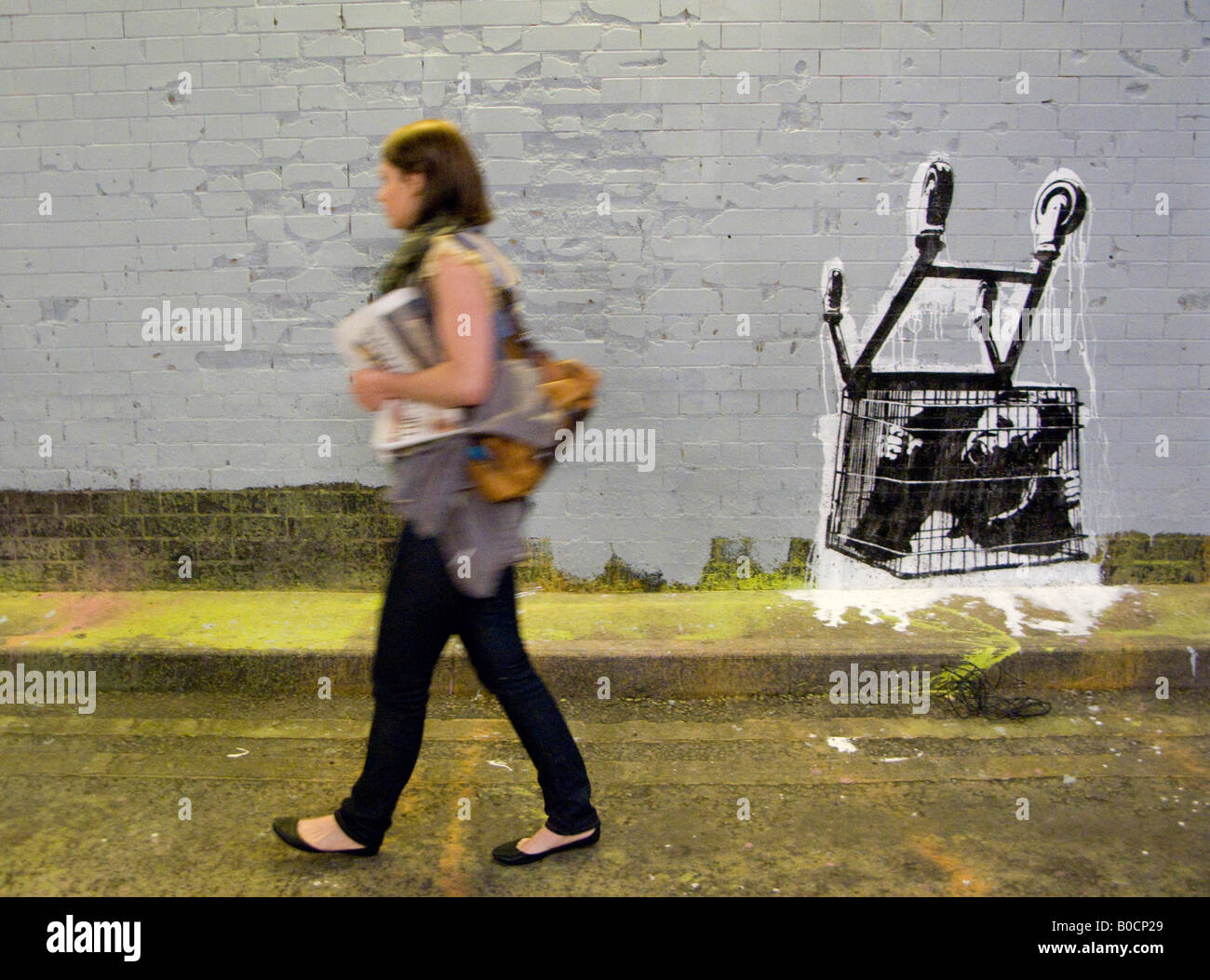 Weibliche Verbraucher unter Einkaufswagen gefangen - ein Bild von The Cans  Festival, London Straße Ausstellung Banksy geholfen offen Stockfotografie -  Alamy