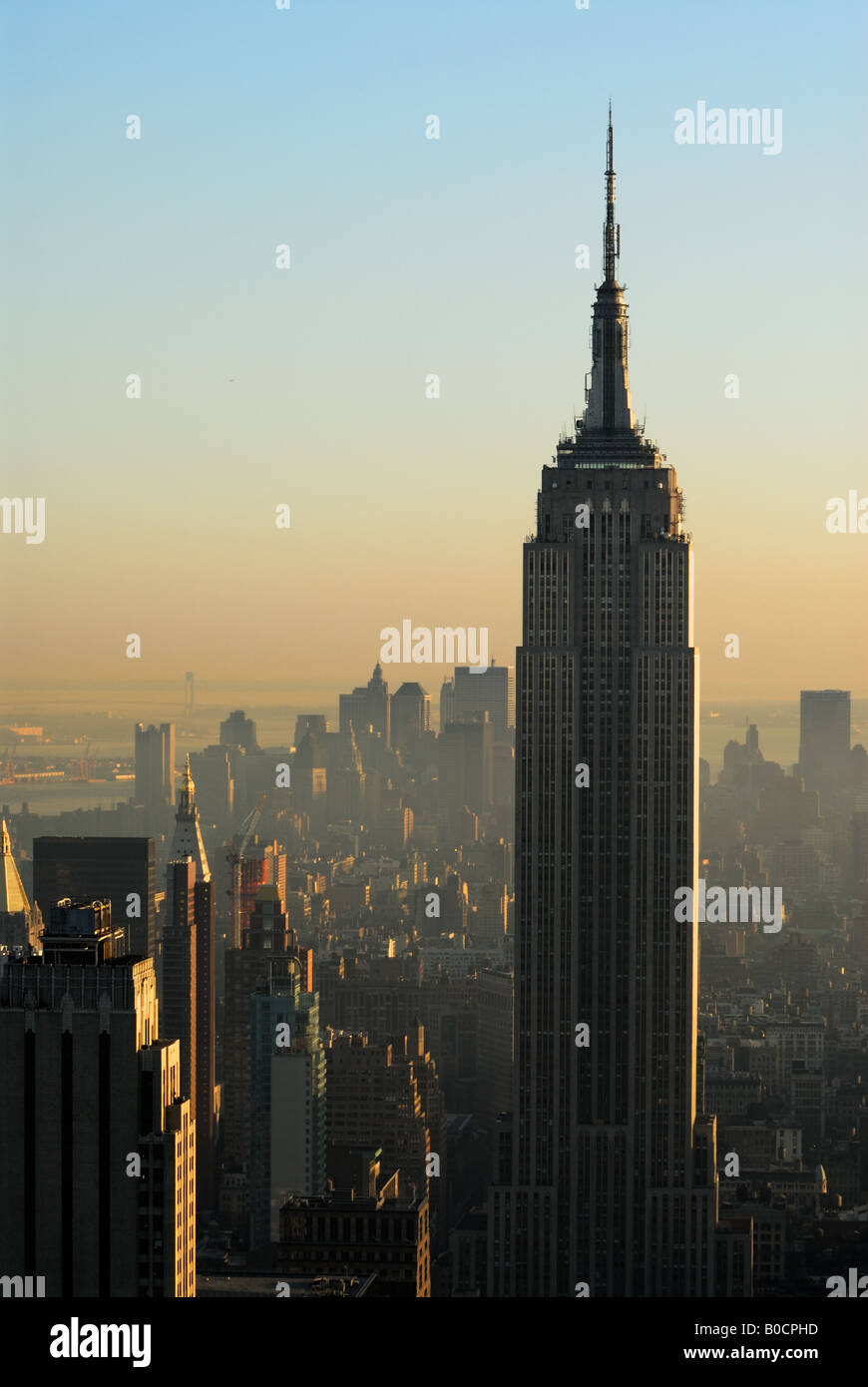 Luftaufnahme über Manhattan in der Dämmerung, Empire State Building im Vordergrund Stockfoto
