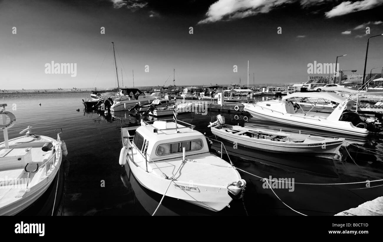 schwarz / weiß Bild von einem alten griechischen Fischerboot im Hafen von Chaina, Kreta, Griechenland Stockfoto