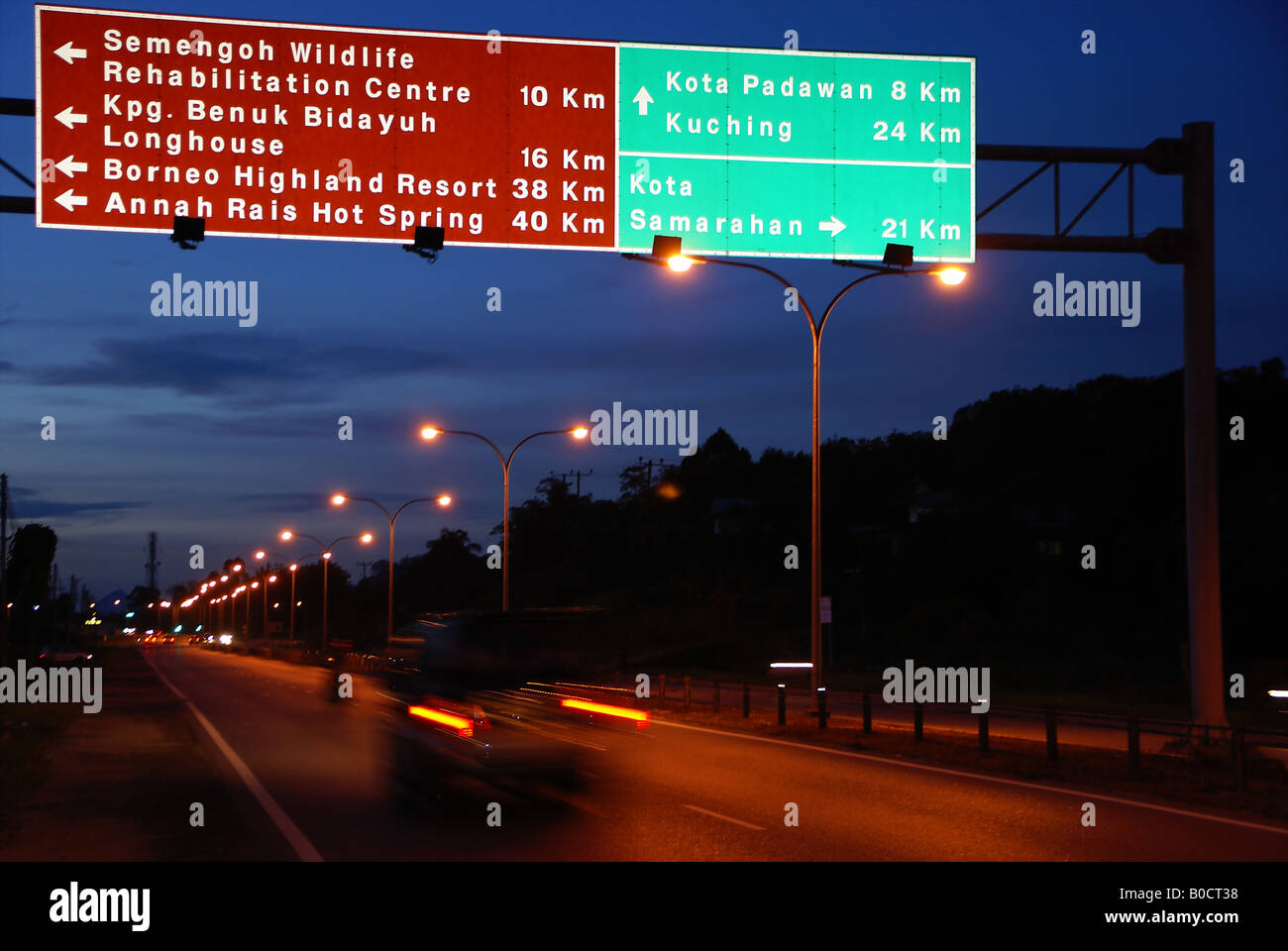 Zeichen zu touristischen Attraktionen und Städte auf dem Weg von Serian nach Kuching Stockfoto