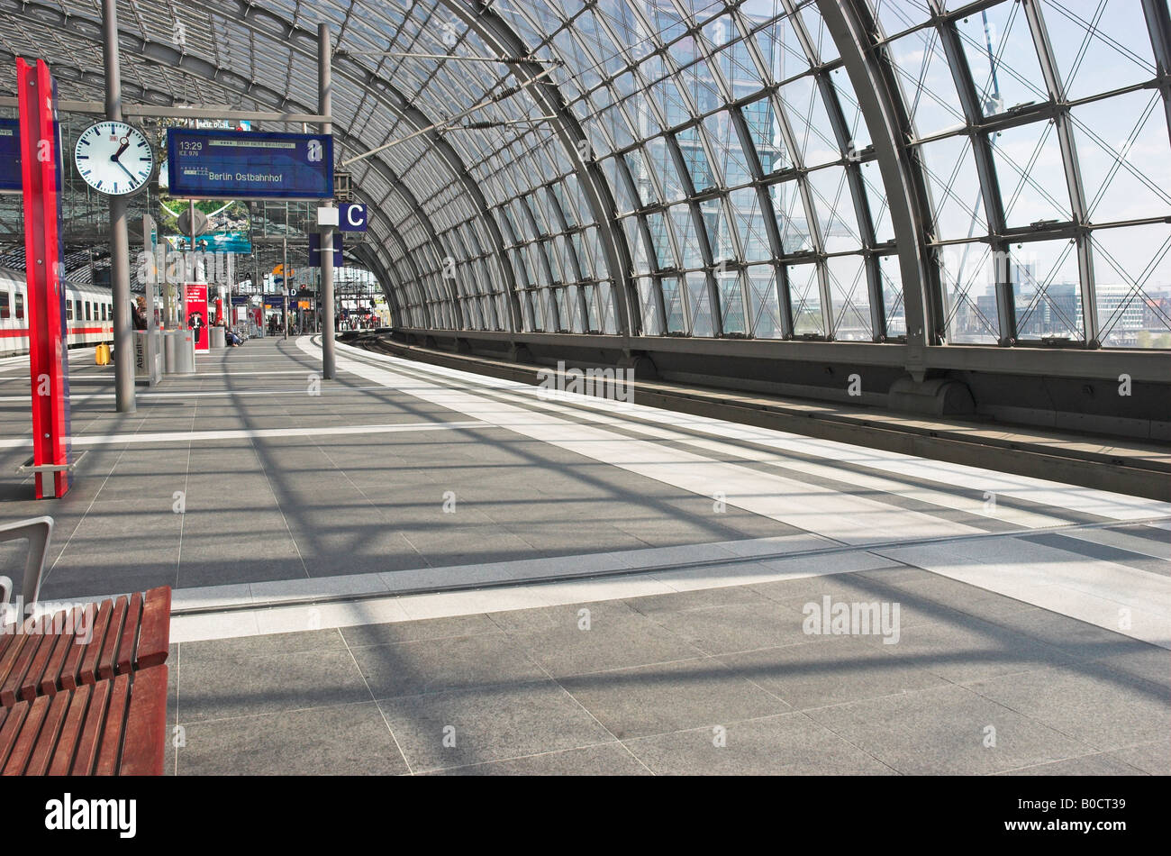 Eisenbahn-Bahnsteig Central Station Berlin Hauptbahnhof Berlin Deutschland April 2008 Stockfoto