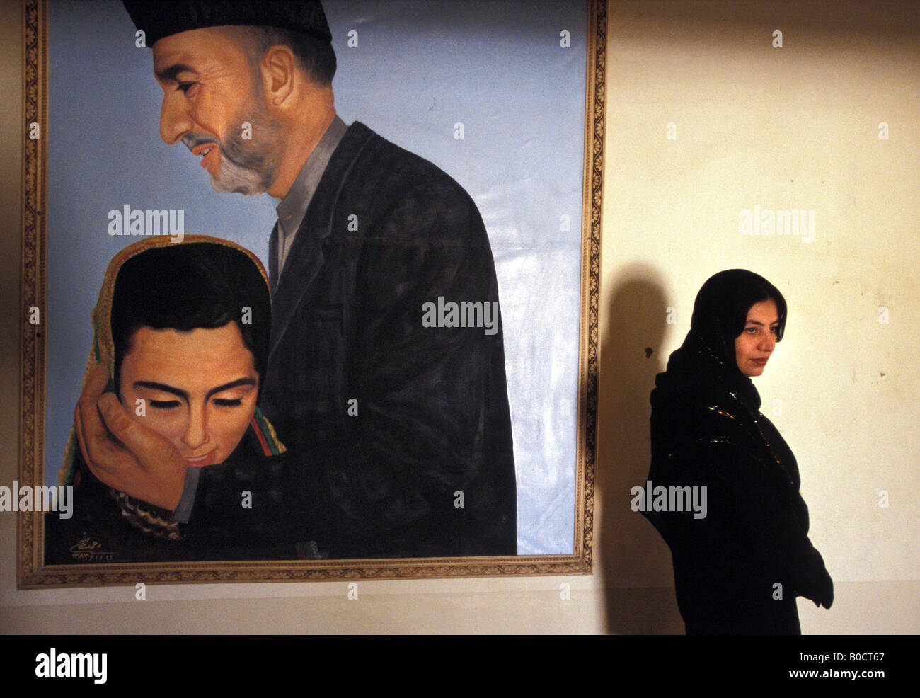 Kabul ein Gemälde von Präsident Hamid Karzai zeigen, dass er Damen rechts Pflege Stockfoto