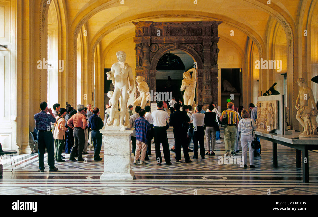Eine Halle der Skulptur im Louvre Museum in Paris Frankreich