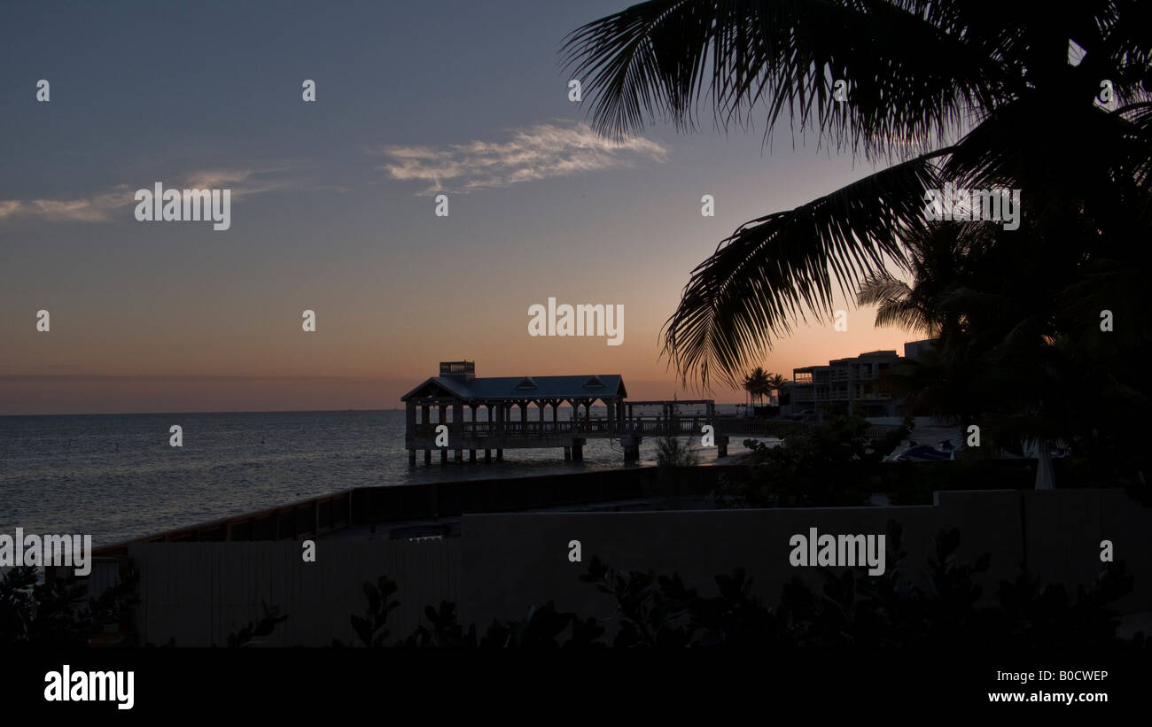 Blick vom Louie Hinterhof Restaurant in Key West Florida in der Abenddämmerung Stockfoto