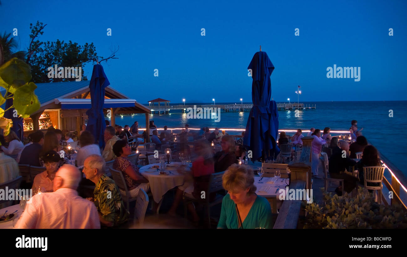 Outdoor-Foto von Louie Hinterhof Restaurant in Key West Florida in der Abenddämmerung Stockfoto