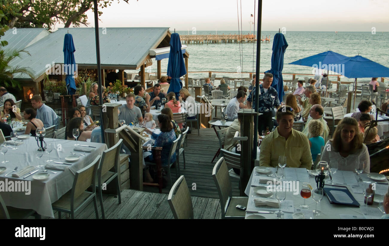 Outdoor-Foto von Louie Hinterhof Restaurant in Key West Florida in der Abenddämmerung Stockfoto