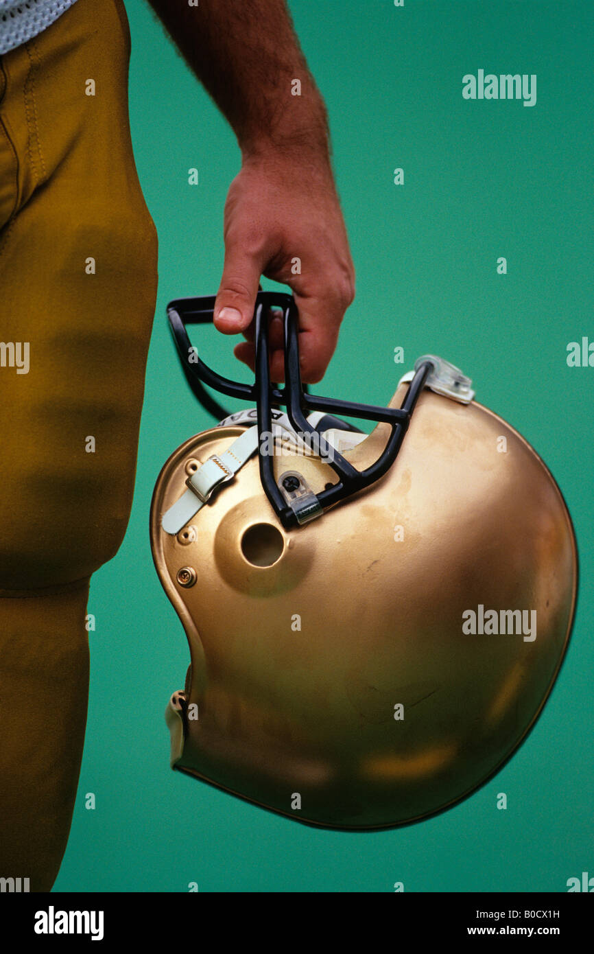Fußballspieler, der seinen Helm Stockfoto