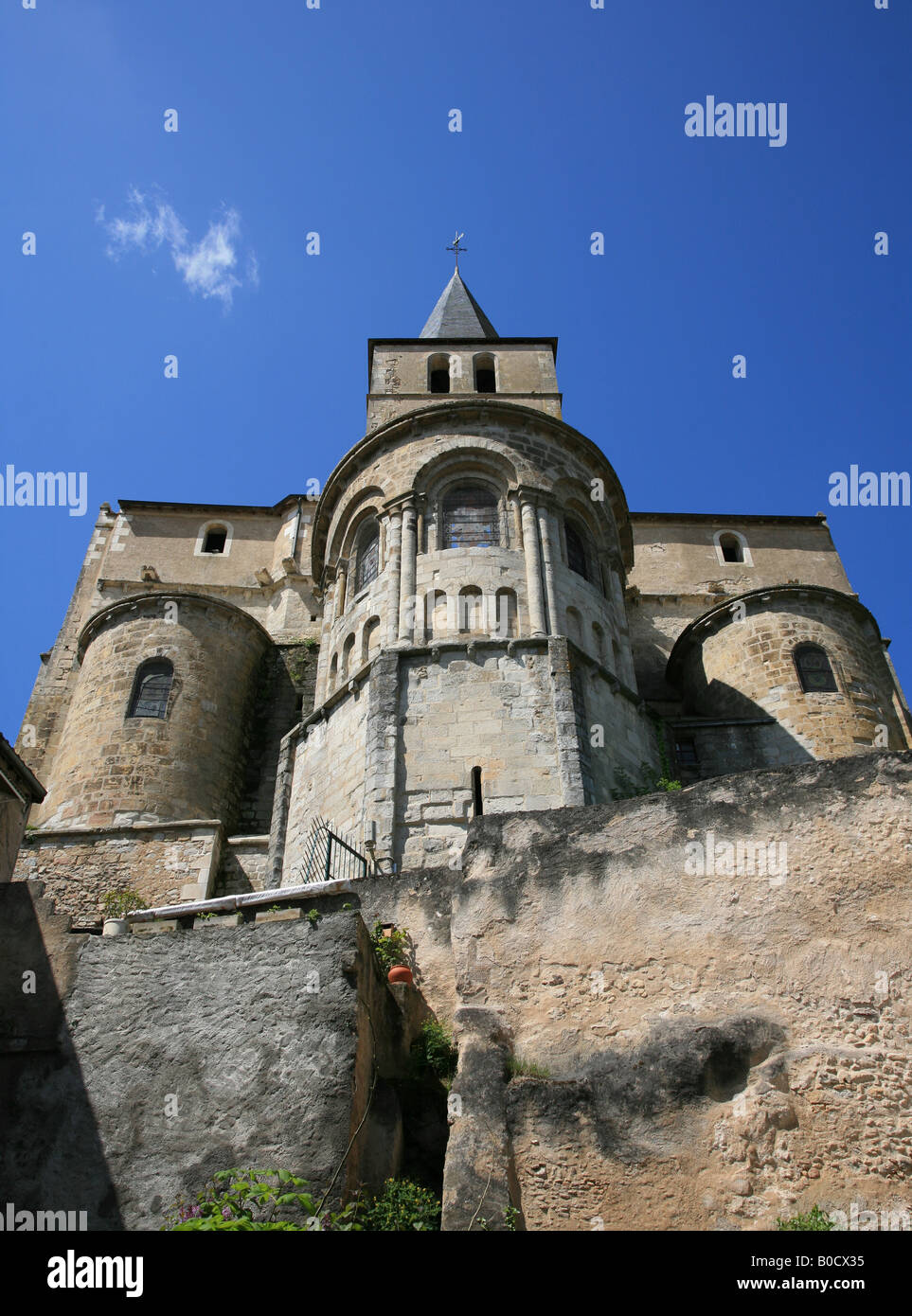 Kirche in der Stadt Montmorillon, Limousin Region Frankreichs. Die Stadt ist bekannt als die Stadt der Bücher oder der Stadt des Schreibens. Stockfoto