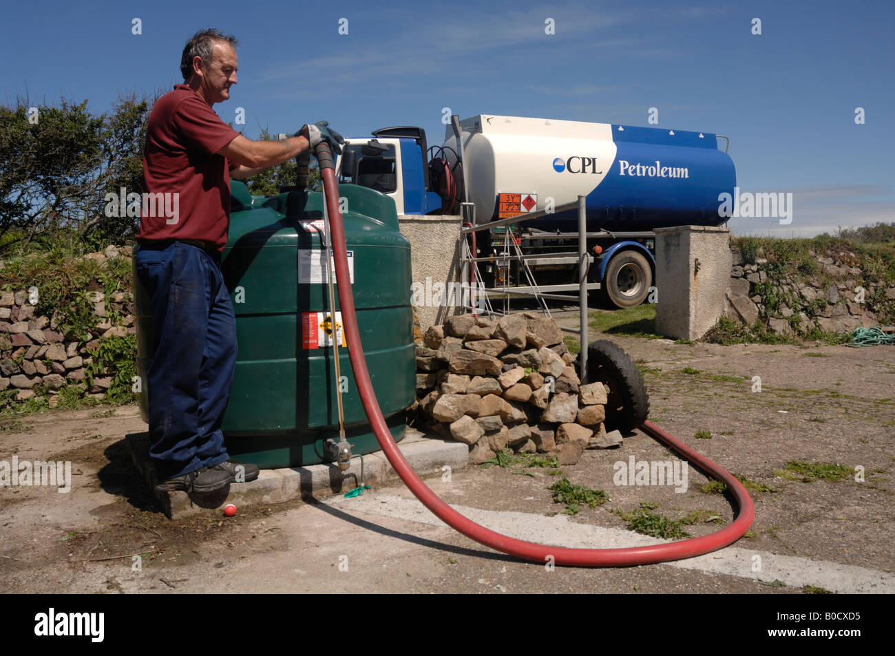 CPL Öl Tankwagen liefern Haushalts-Heizöl in ländlicher Lage Marloes Haverfordwest Wales UK Europe Stockfoto