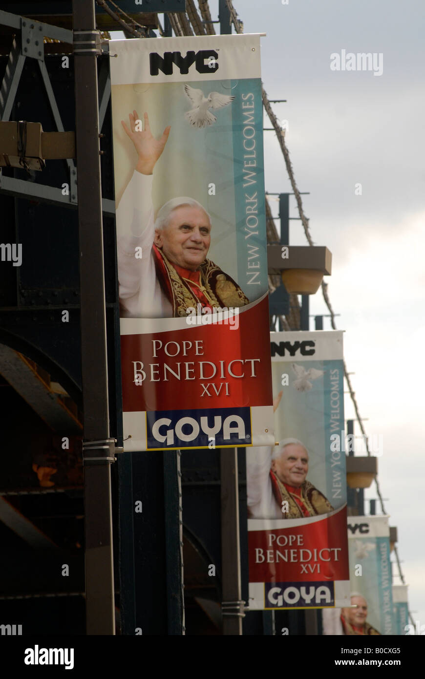Banner hing von der erhöhten u-Bahnlinie im Yankee Stadium begrüßen Papst Benedict XVI nach New York Stockfoto