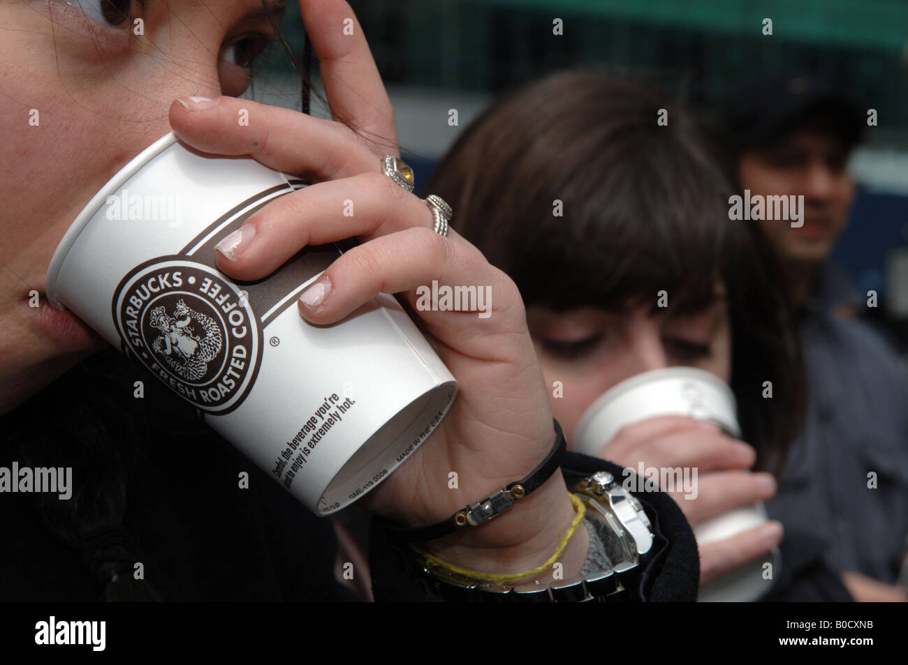 Kaffee-Trinker an einem Starbucks Kaffee-Automaten im Bryant Park in New York Stockfoto