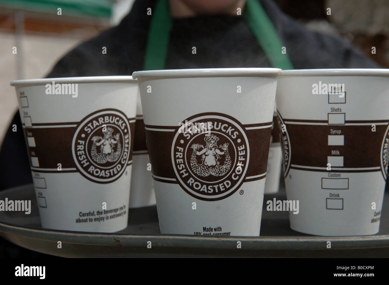 Kaffee bei Starbucks Kaffee Kiosk im Bryant Park in New York Stockfoto