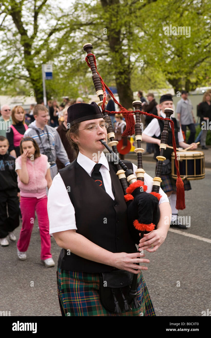 UK Cheshire Knutsford Royal Maifeiertag Prozession Warrington Pipe Band weibliche Dudelsackspieler Stockfoto