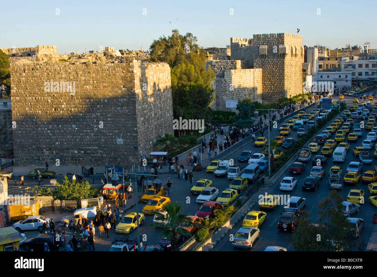 Belebten Straße außerhalb der Zitadelle auf die Altstadt in Damaskus Syrien Stockfoto