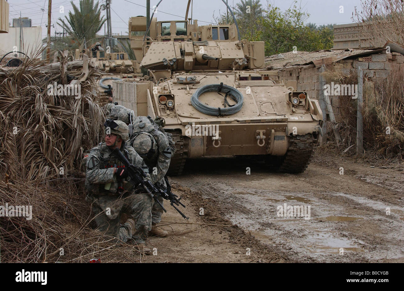 U S Army Soldaten mit Bravo Company 3. Bataillon 8. Kavallerie-Regiment warten auf Aufträge, eine Hausdurchsuchung durchzuführen. Stockfoto