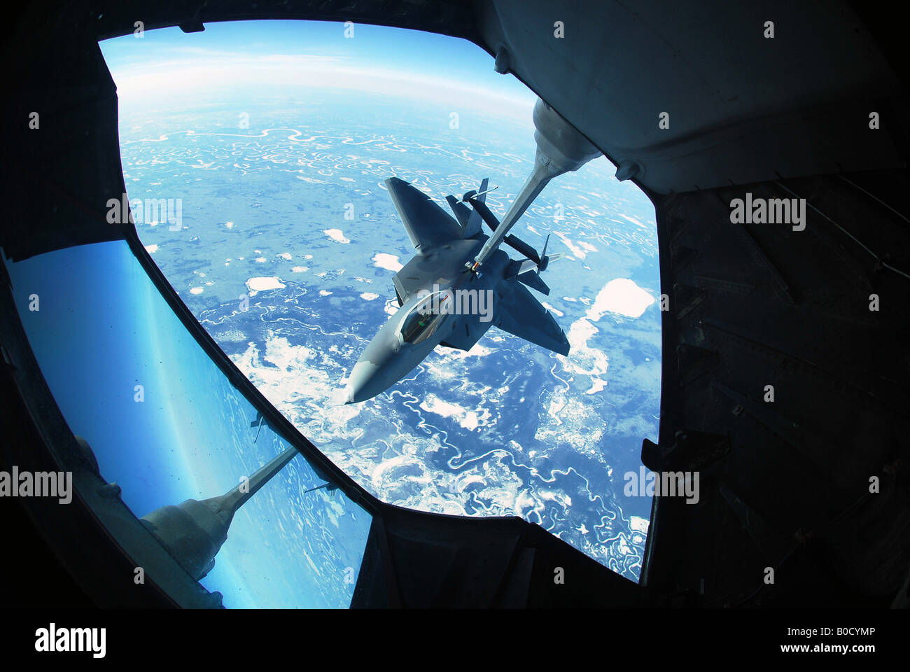 Flugzeuge der Air Force F-22 Raptor nimmt auf Kraftstoff aus einer KC-10 Extender Flugzeuge 26 000 Fuß über Eielson Air Force Base Alaska Stockfoto Flugzeuge der Air Force F-22 Raptor nimmt auf Kraftstoff aus einer KC-10 Extender Flugzeuge 26 000 Fuß über Eielson Air Force Base Alaska Stockfoto