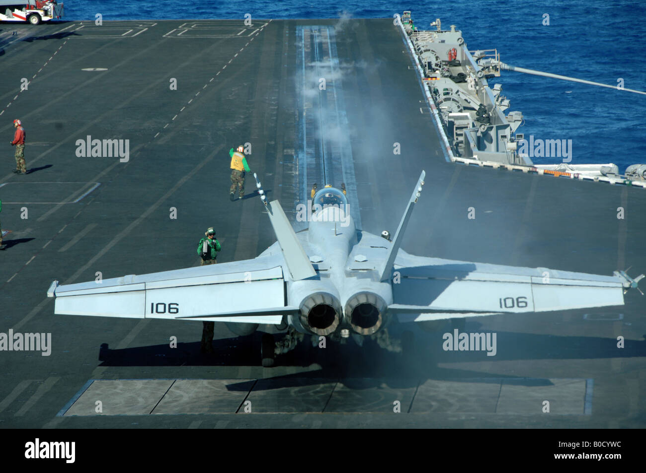 F-A-18F Super Hornet Flugzeuge bereitet sich auf das Flugdeck der nuklearen powered Flugzeugträger USS Nimitz starten Stockfoto