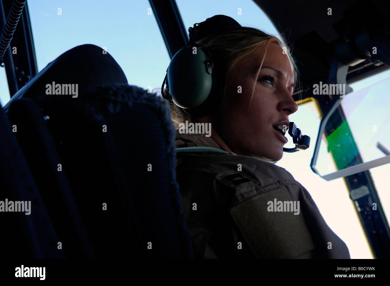 U S Air Force Capt Sheila Carlson Gespräche über das Funkgerät im Cockpit einer C-130J Hercules Flugzeug Stockfoto