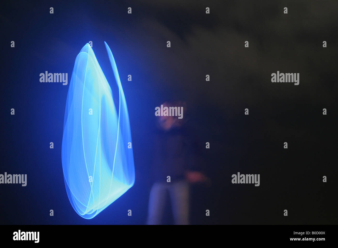 Lichteffekt in der Nacht mit einem Knicklicht Verdrehen von einem Mann genommen Stockfoto